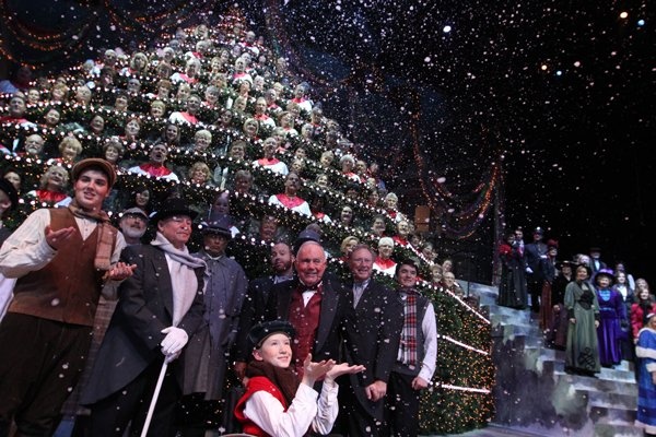 Hundreds of Volunteers Join in Annual ‘Singing Christmas Tree’ Event