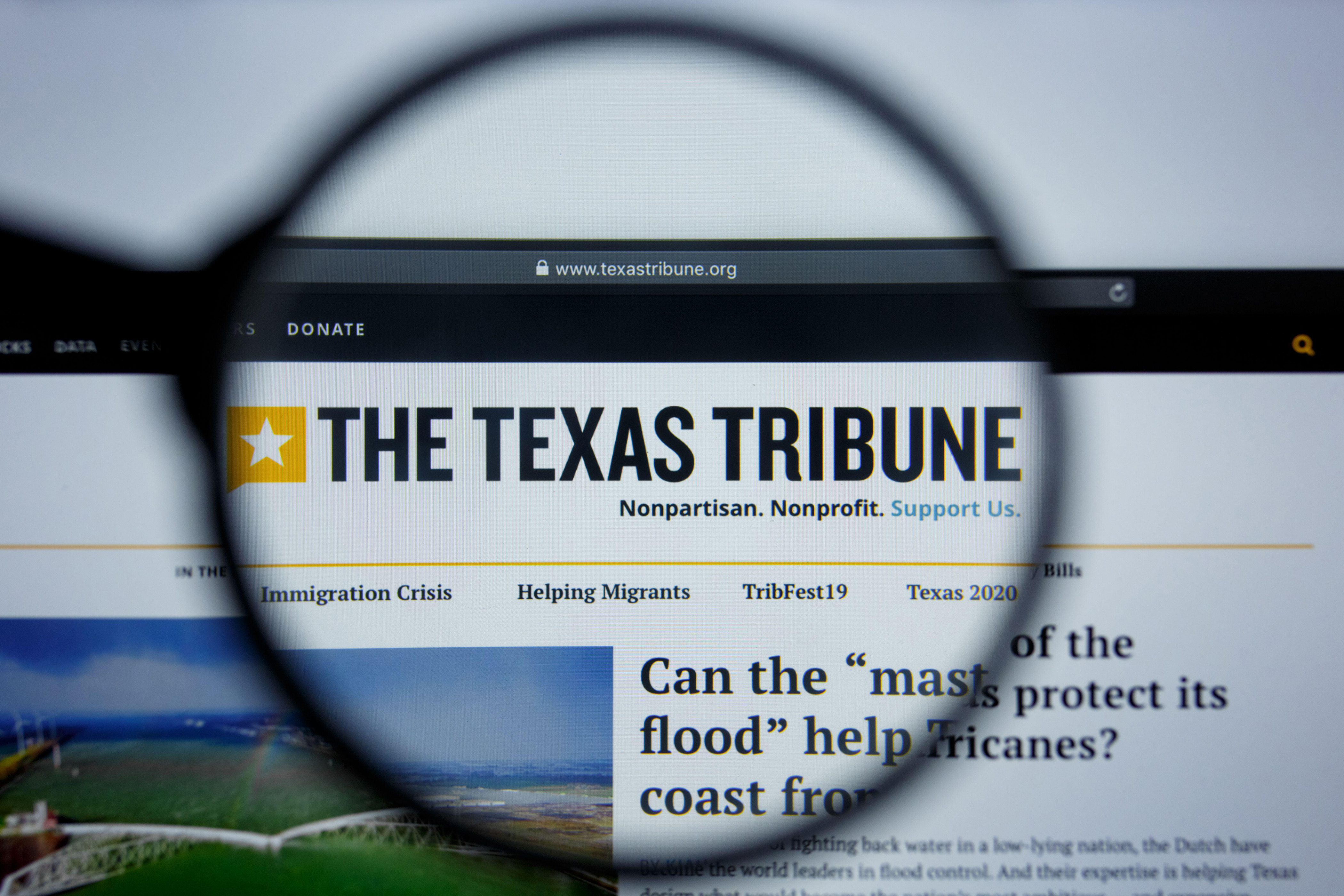 2BAJATH Los Angeles, California, USA - 17 Jule 2019: Illustrative Editorial of The Texas Tribune website homepage. The Texas Tribune logo visible on display screen. (Ilnur Khisamutdinov, Alamy)