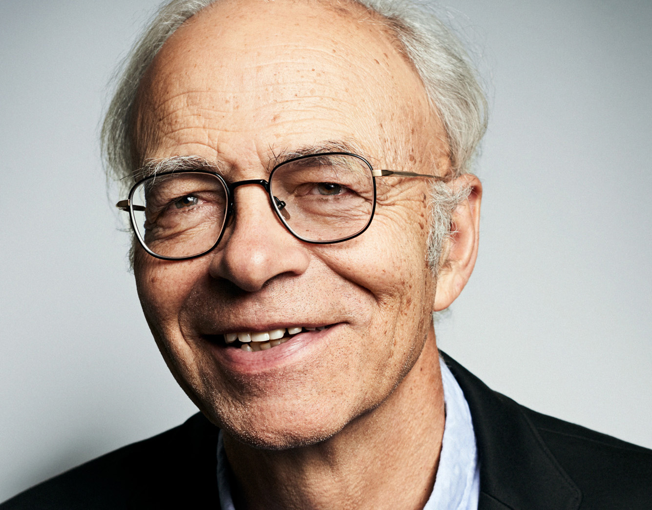 Peter Singer says effective altruism is a philosophy that says people should to live their lives so that at least one important aim is to make the world a better place.