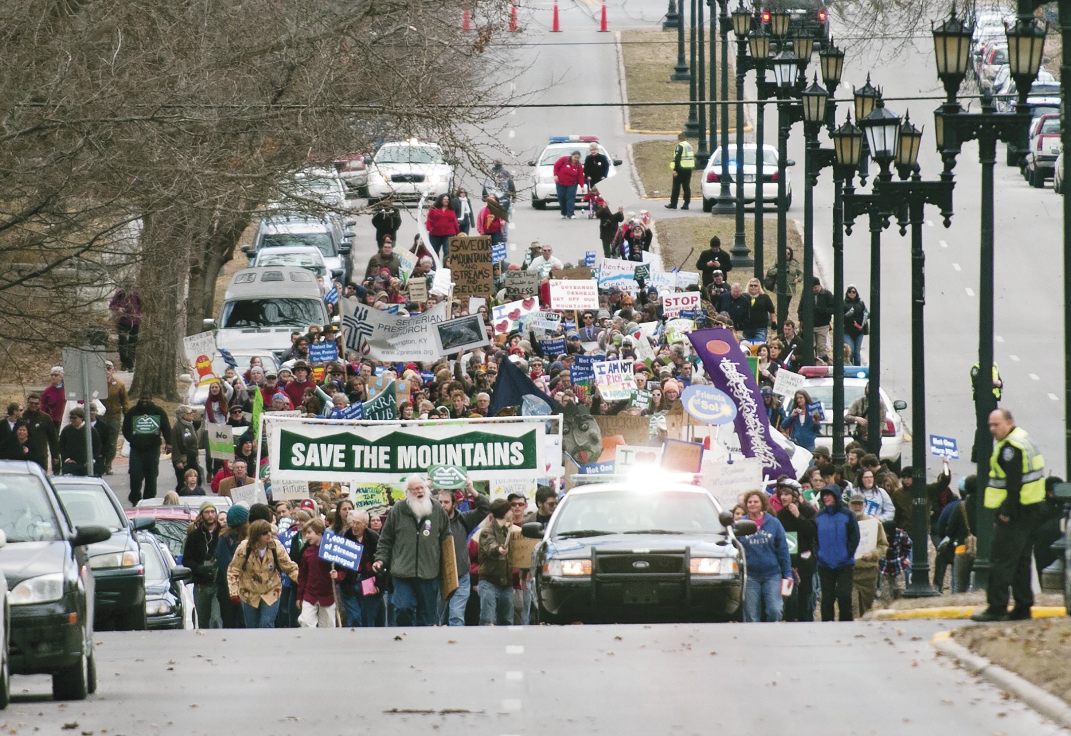 STRENGTH IN NUMBERS: Kentuckians for the Commonwealth, a Chorus Foundation
grantee, leads a march to the
Kentucky State Capitol in
Frankfort to protest coal-mining techniques that involve removing mountain tops.