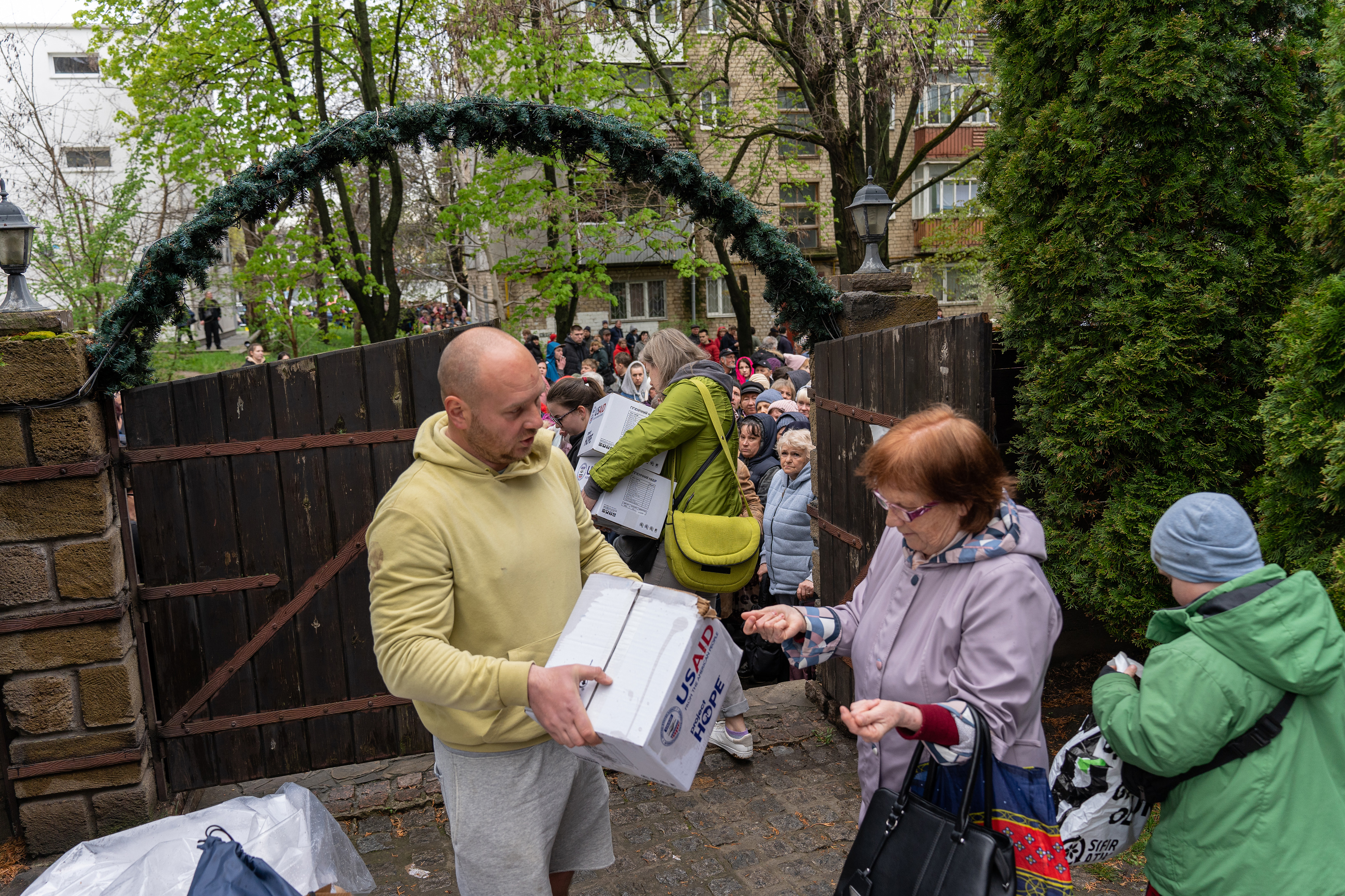 Distribution of hygiene kits in Mykolaiv, Ukraine, on April 19, 2023. The support is provided within the Emergency Assistance for Conflict-affected IDPs and Communities (EACIC) Program thanks to the generous support of the American people implemented by Project HOPE and provided through the USAID Bureau of Humanitarian Assistance (BHA). (Nikita Hlazyrin, Project HOPE)