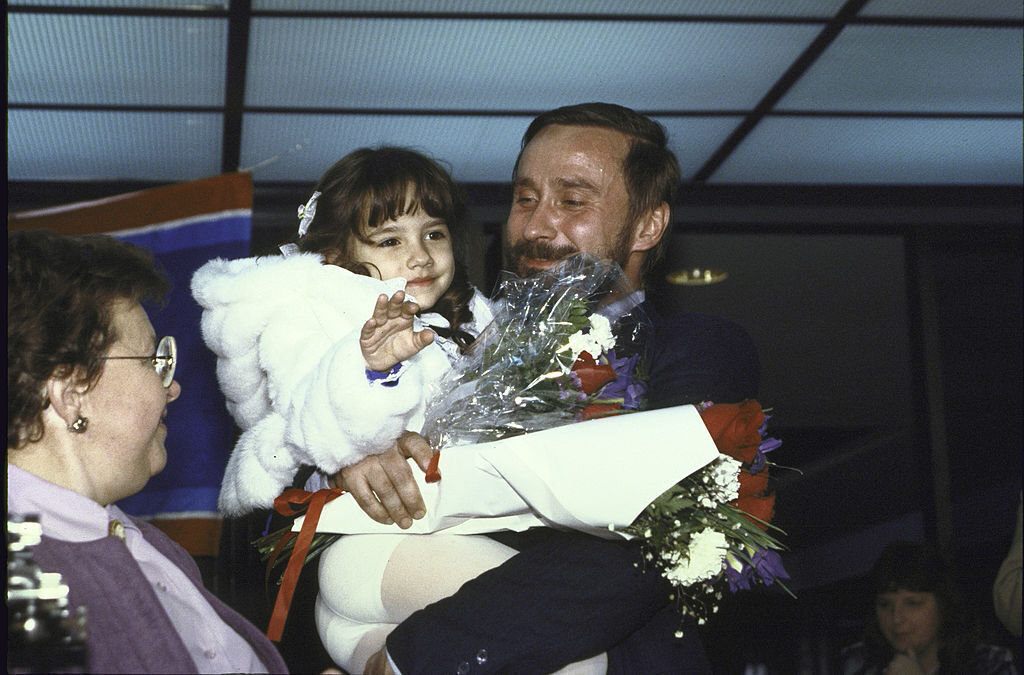 Soviet refusenik Yuri Balovlenkov with his daughter and Senator Barbara A. Mikulski at Dulles International Airport after waiting since 1979 for exit visa to leave USSR.    (Photo by Cynthia Johnson/Getty Images)