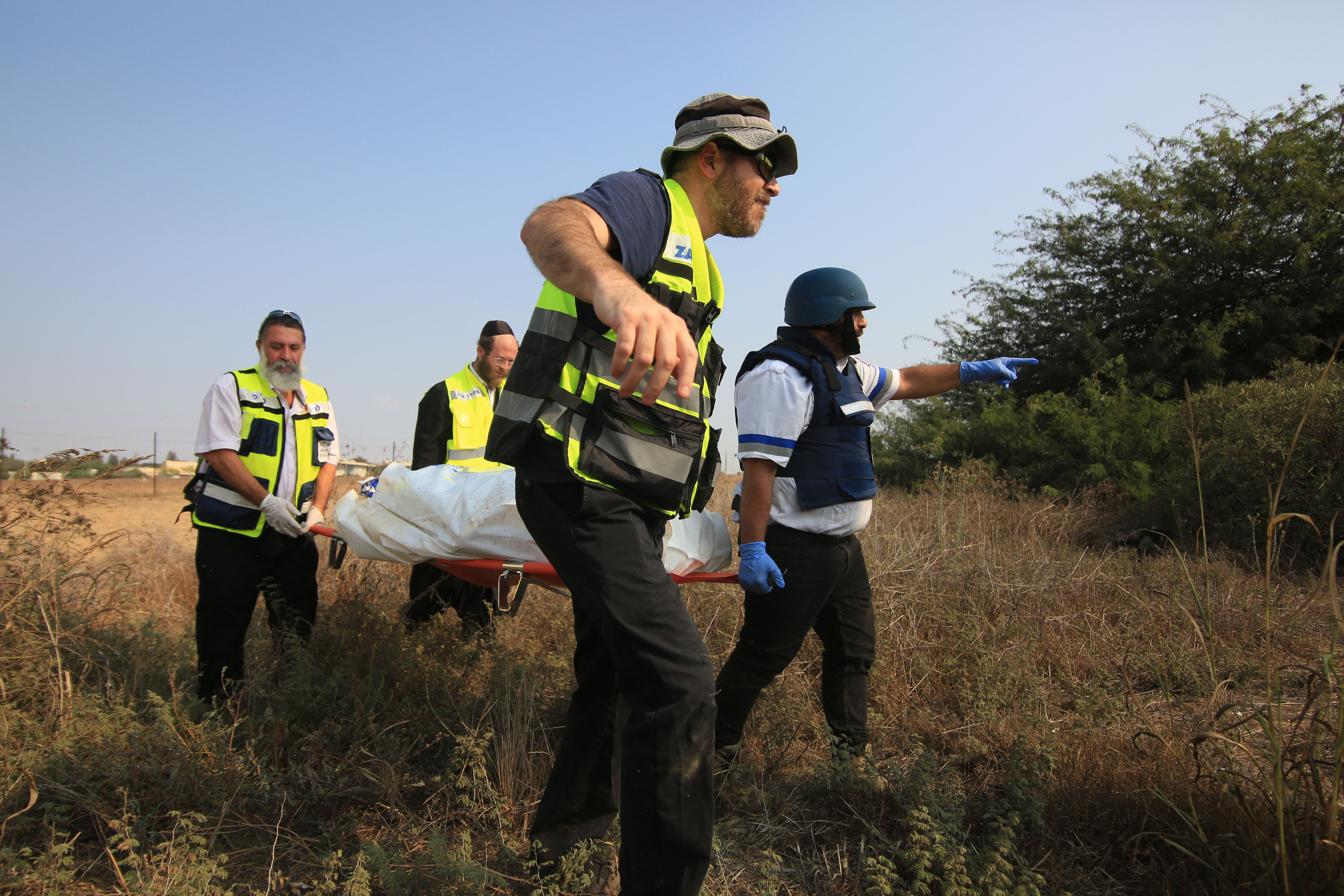 SDEROT, ISRAEL - 2023/10/08: (EDITORS NOTE: Image depicts death)
Police officers carry a body bag of Israeli victim which was found in a car after Hamas launched Operation Al-Aqsa Flood in Sderot.