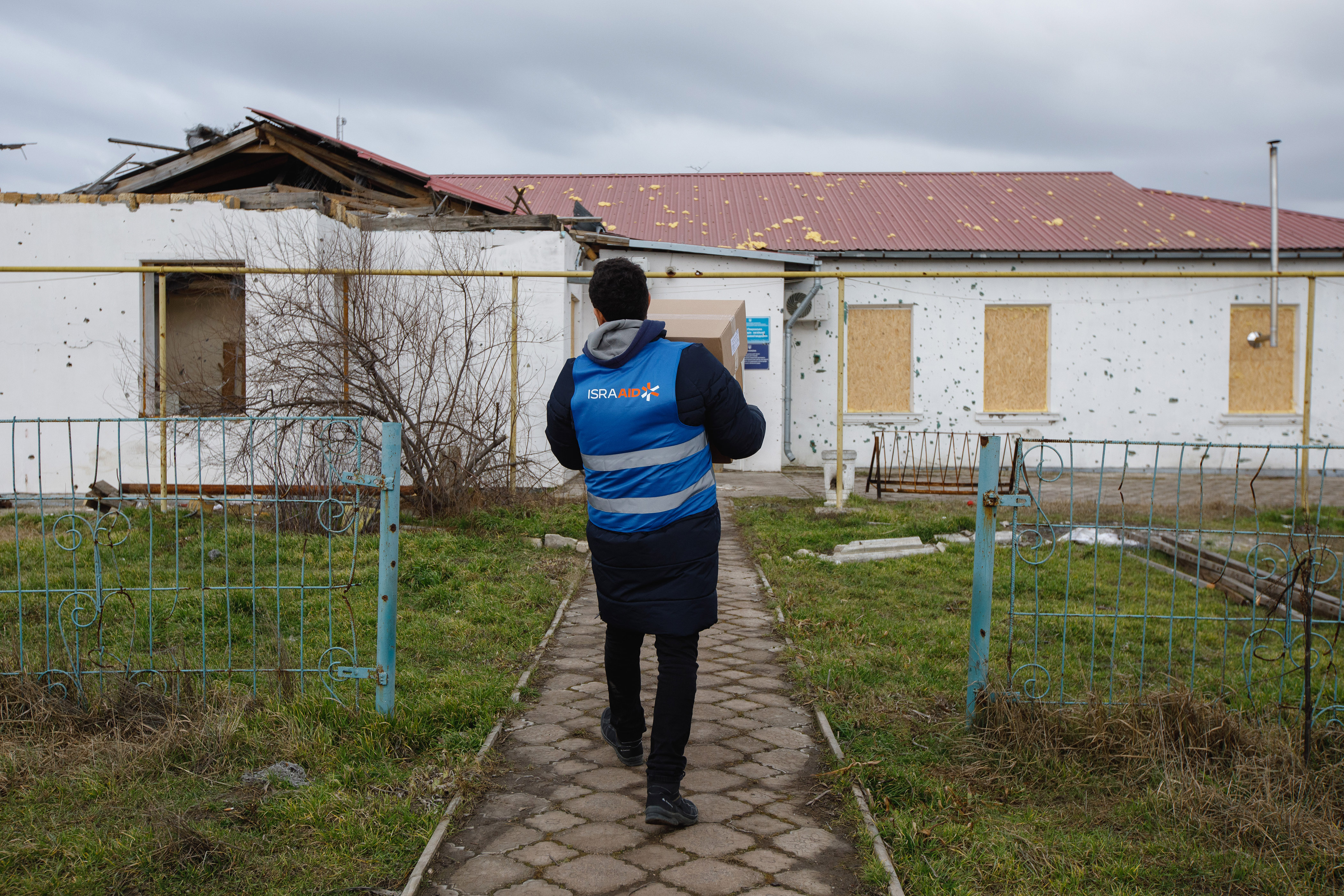 An IsraAID staff member delivers medical supplies to the clinic in the village of Posad Pokrovske, Kherson region, Ukraine, January 2023. (Oleg Samoilenko, IsraAID)