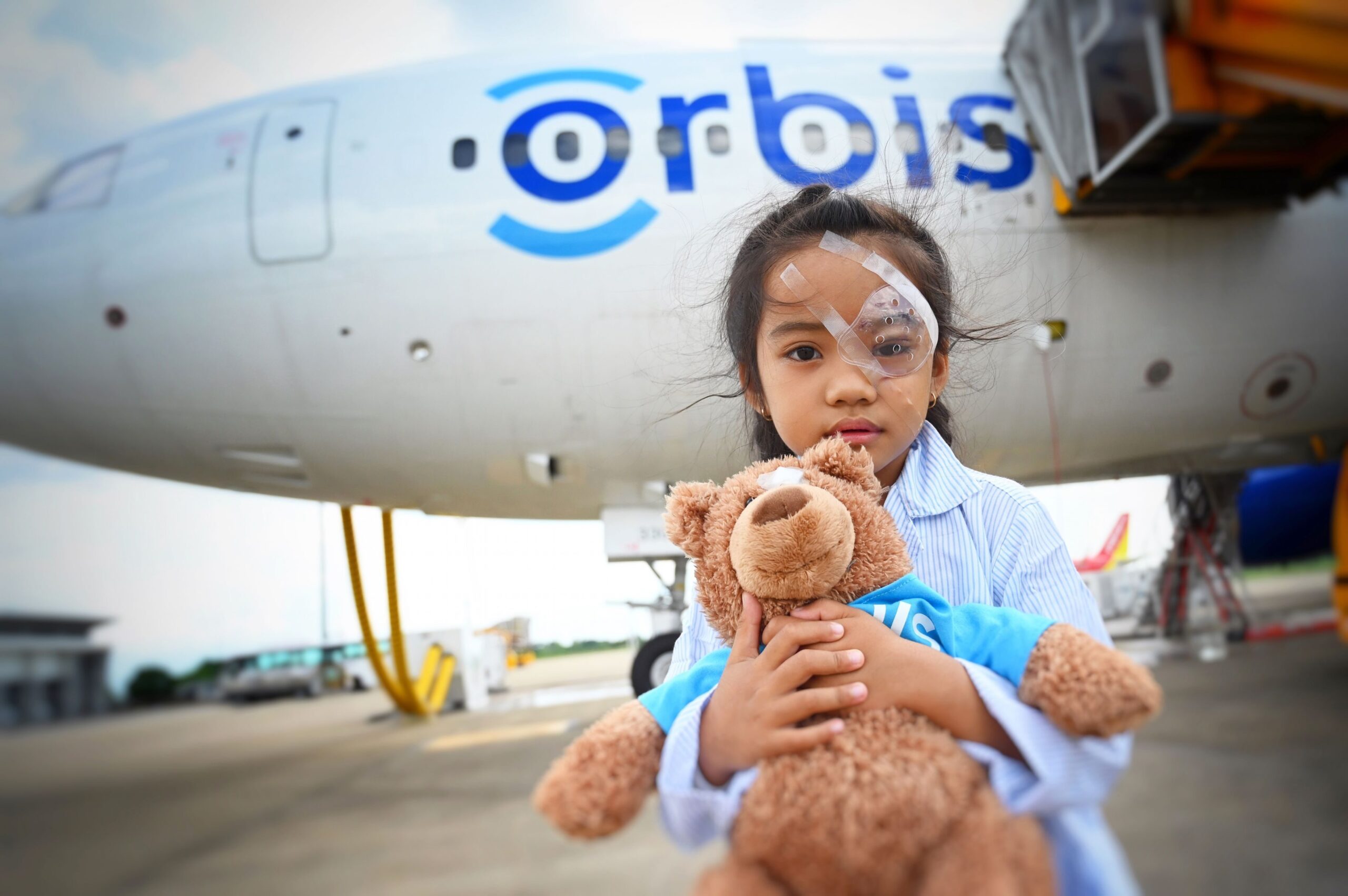Can Tho, Vietnam (May 2023) — Han, age 5, was the very first patient to step on board the Orbis Flying Eye Hospital since the plane’s pause in clinical operations due to the pandemic.