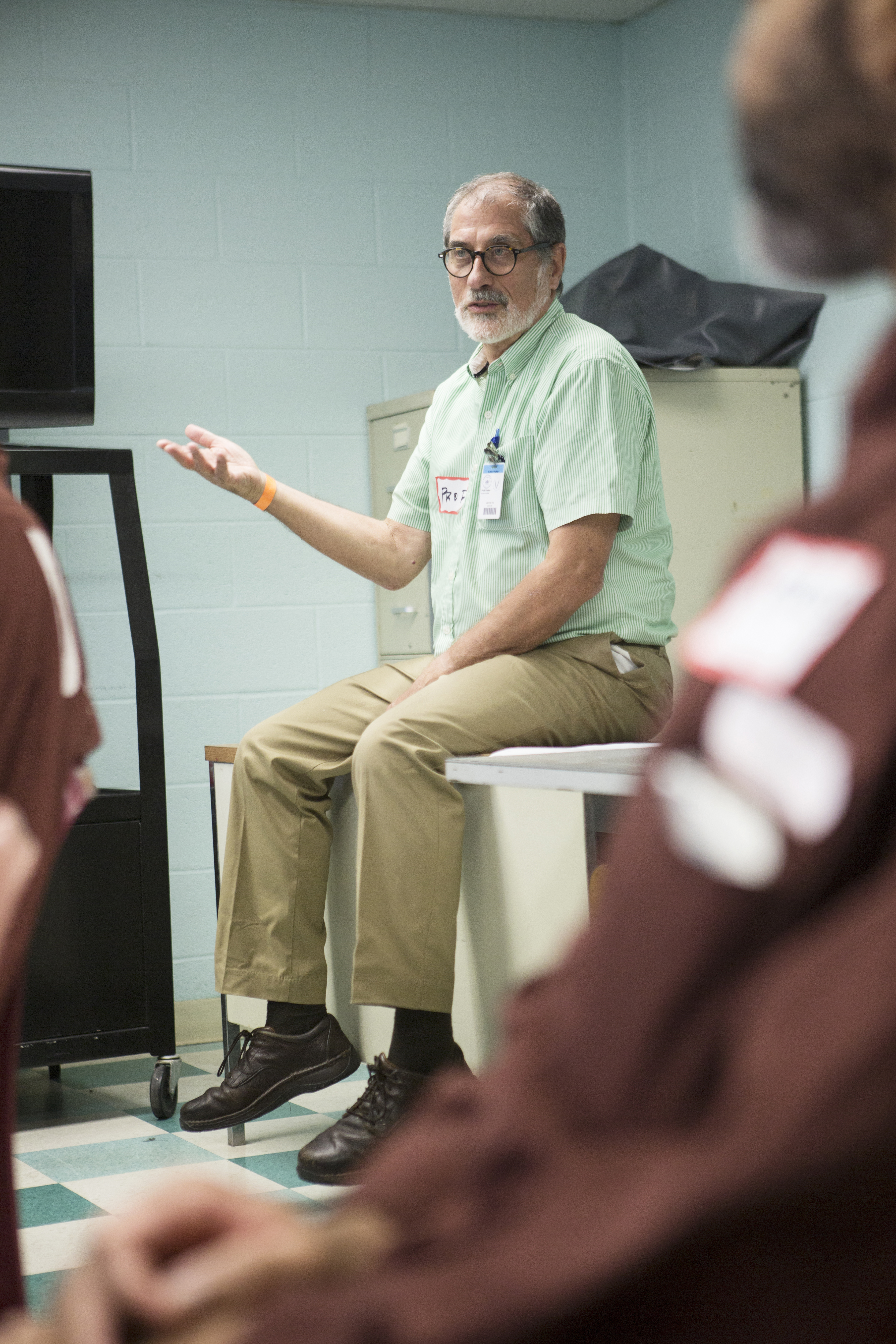 Carl Milofsky, professor of sociology, leads a class with inmates and Bucknell students taking part in an Inside-Out class at SCI Coal Township on September 12, 2018.