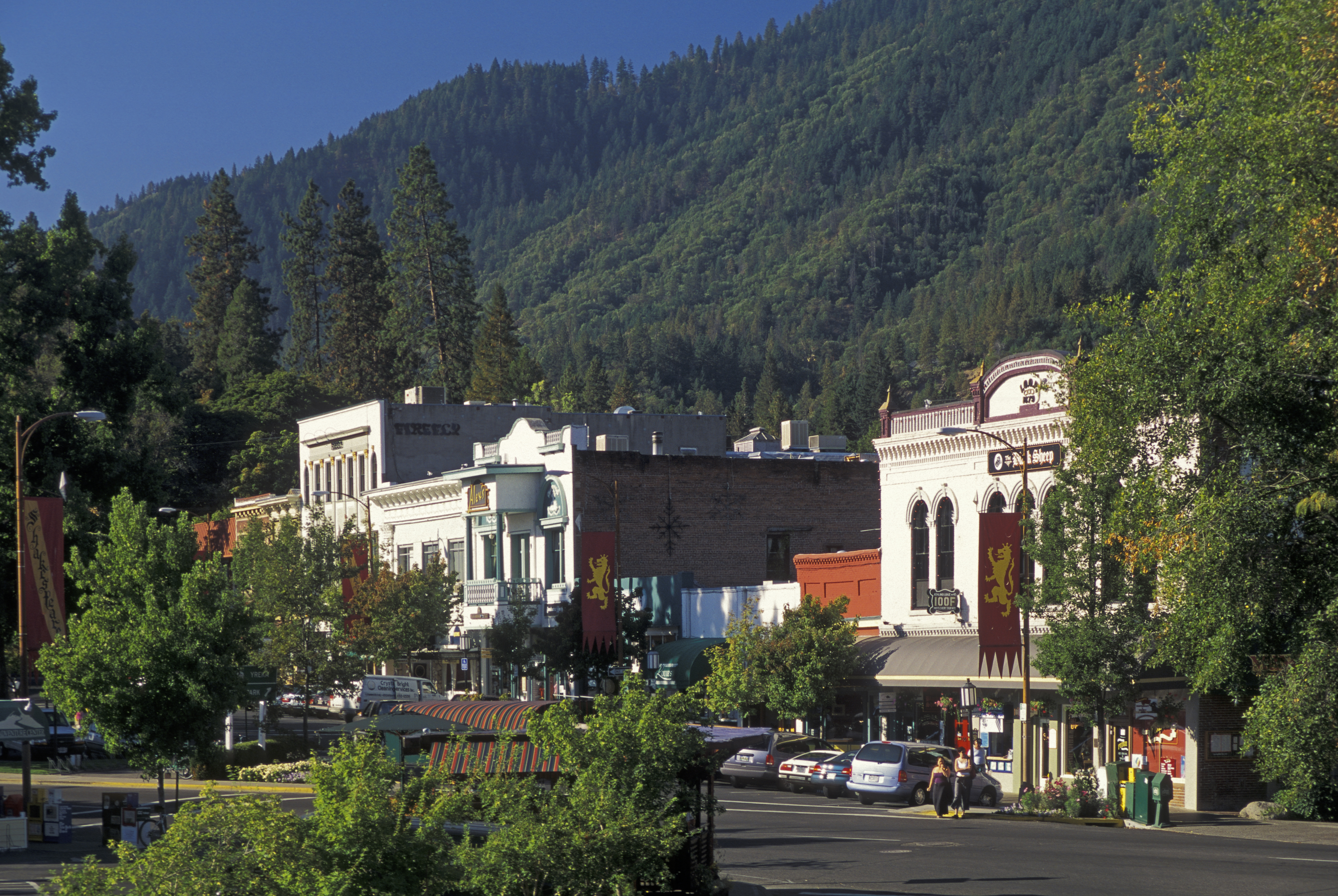 Shops and restaurants on Lithia Plaza at junction with Main Street in Ashland, Oregon.