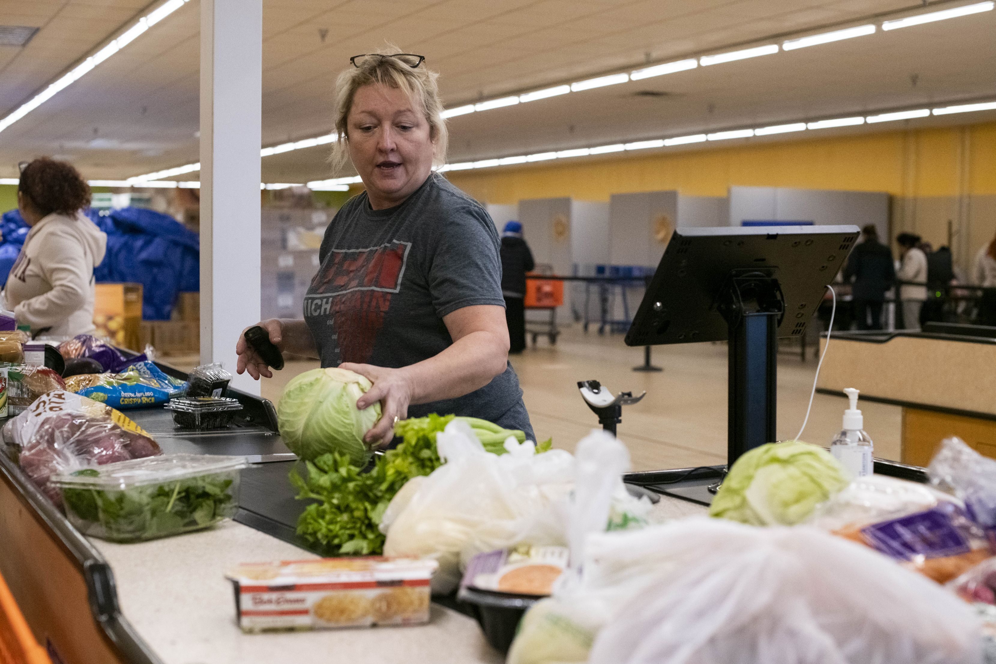 A volunteer scans a customer’s food at checkout inside the Mid-Ohio Food Collective’s Mid-Ohio Market at Gantz Road in Grove City, Ohio.