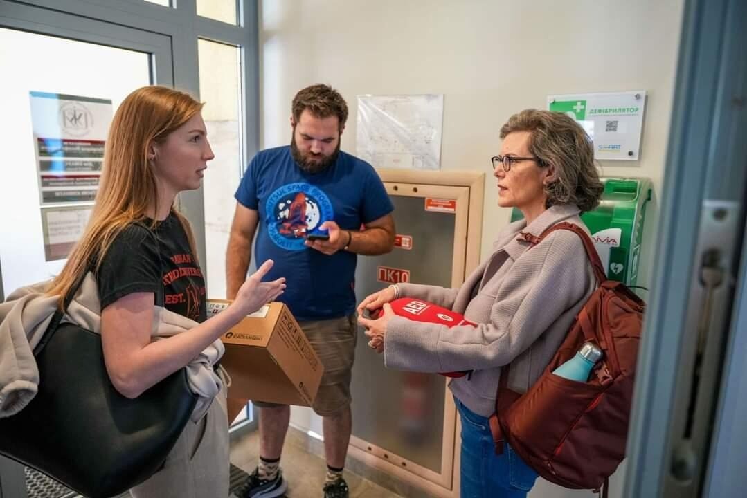Razom president Dora Chomiak delivers a defibrillator to the Ukrainian Catholic University in Lviv where such lifesaving tools are rare. The school will train students to use the defibrillator as part of their health education. The group says that healthy citizens are needed to make Ukraine more prosperous now and after the war with Russia. Image courtesy of Ukrainian Catholic University