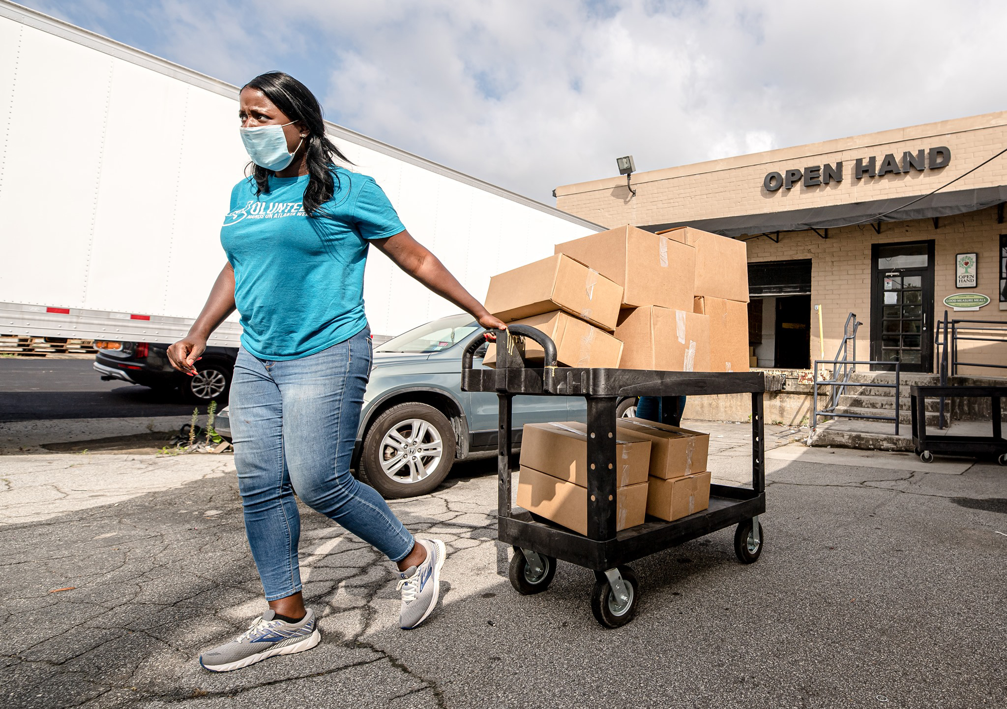 Hands On Atlanta Corporate Development and Events Manager, Victoria Shetlon-Stroud preps for meal delivery with Open Hand Atlanta.