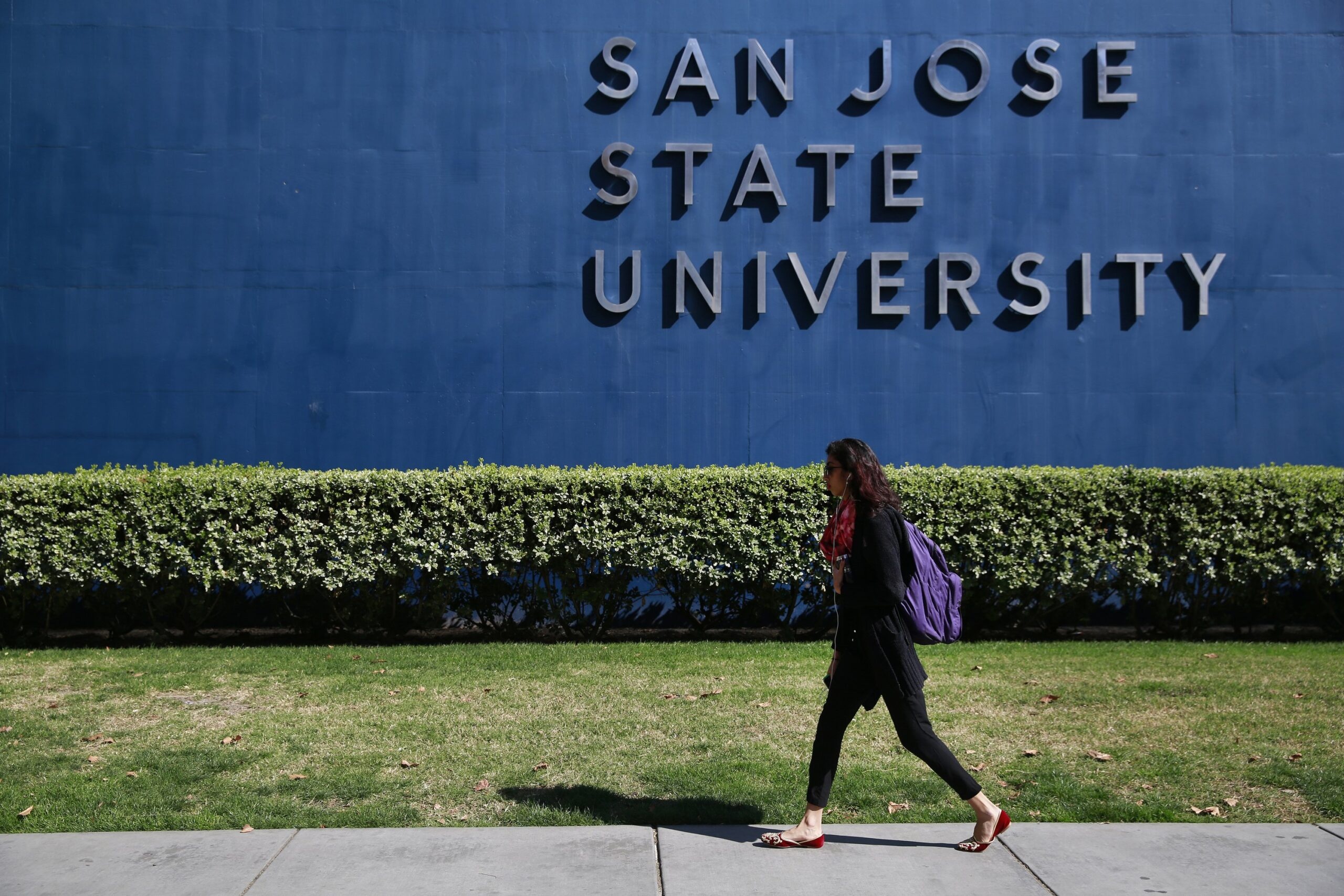 College Giving by Foundations Focuses on Helping Low-Income and First-Generation Students