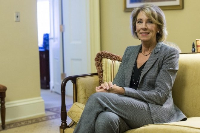 DeVos Moves From Wealthy Outsider to Cabinet Insider